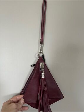 Laura Di Maggio Tassel Pyramid Wristlet Clutch in Rich bordo red (Burgundy)